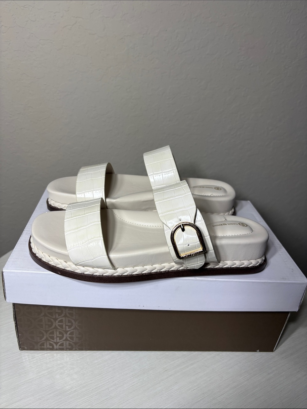 Giani Bernini Gianaa White Croc Double Strap Comfort Sandals NIBox Size 7.5 - Picture 6 of 13